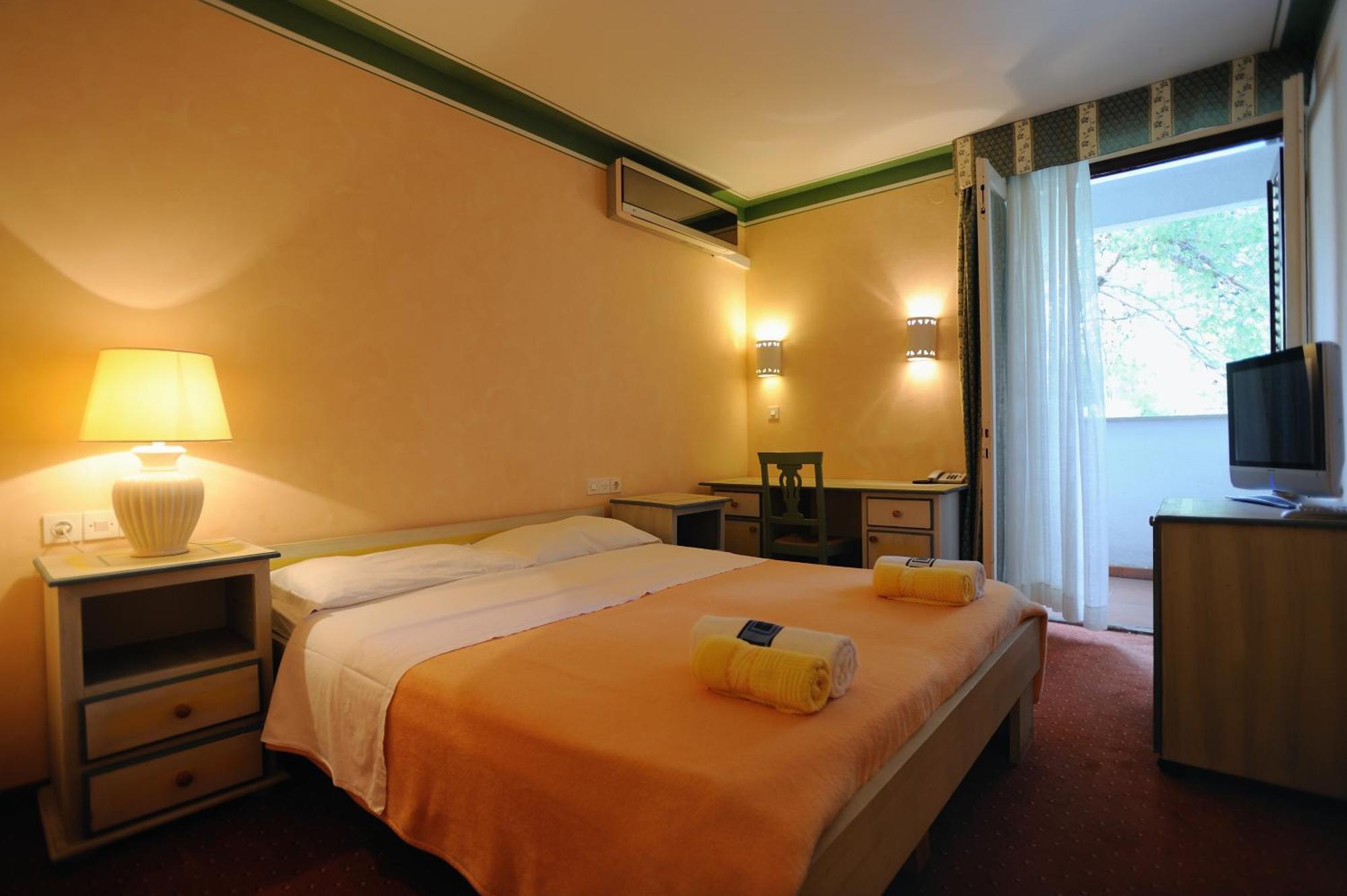 Hotel Solitudo Uble Exterior foto