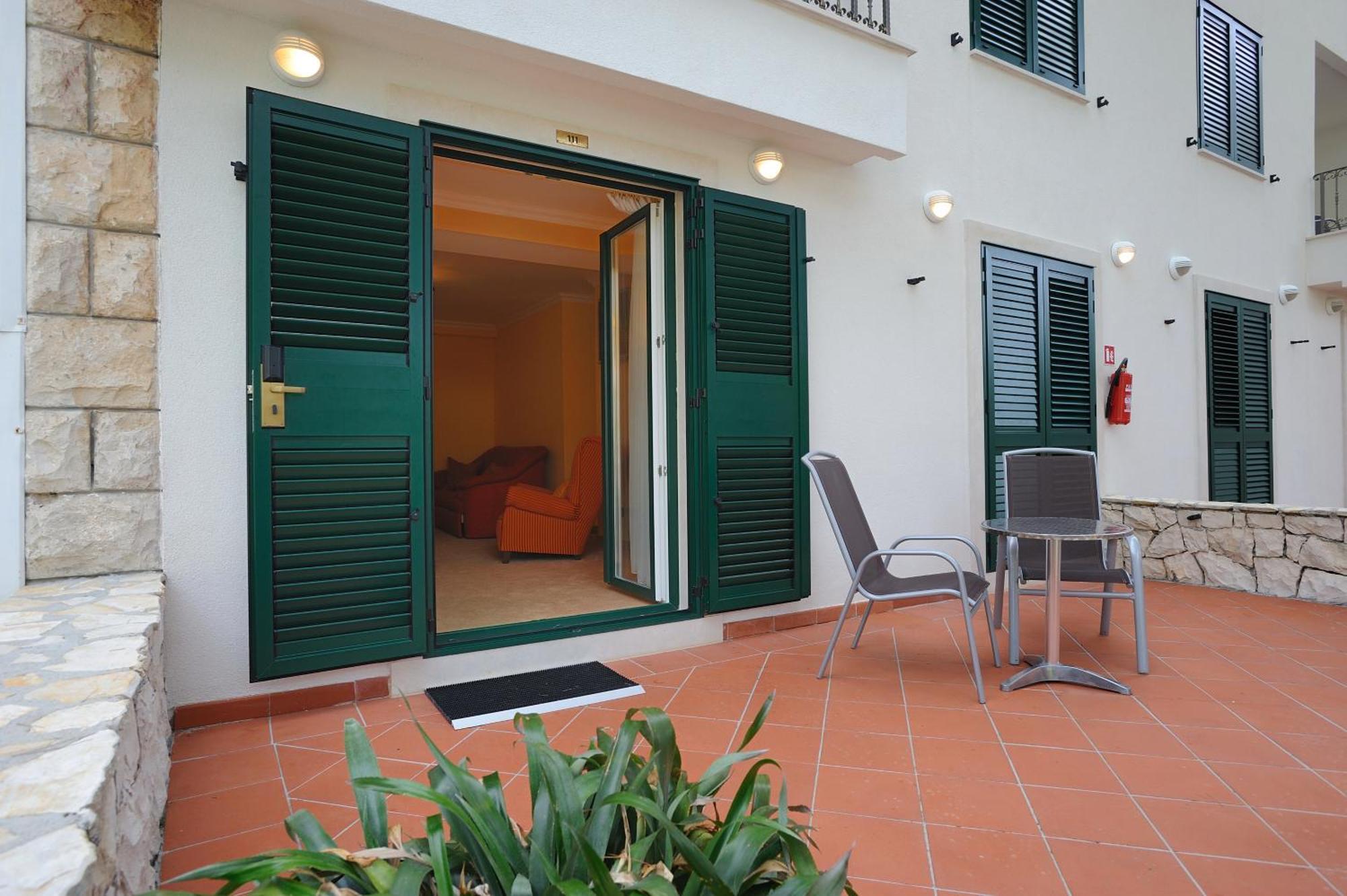 Hotel Solitudo Uble Exterior foto