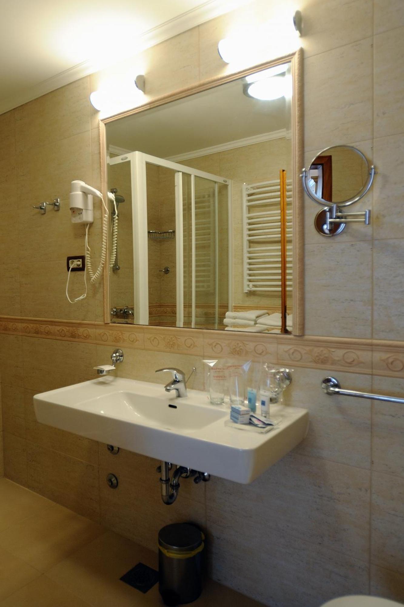 Hotel Solitudo Uble Exterior foto
